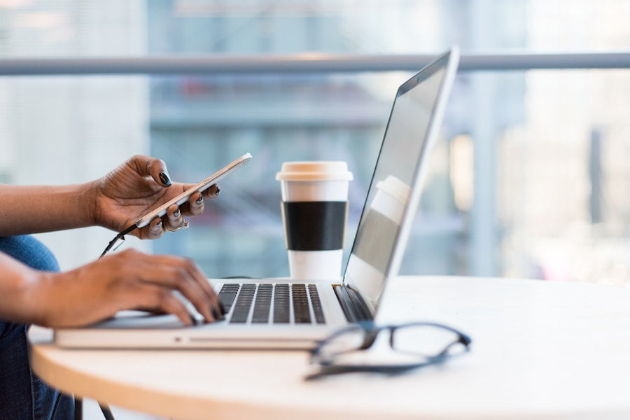 de griep is besmettelijk en kan makkelijk overgedragen worden via handen en toetsenborden van de computer